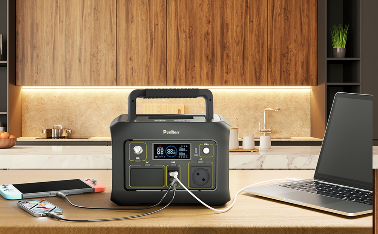 Portable energy storage power supply that charges different devices simultaneously