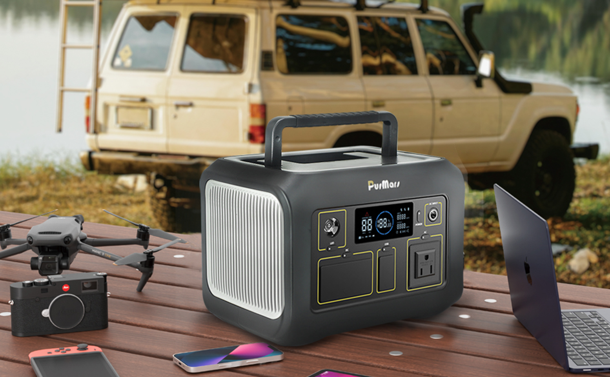 Purmars portable power banks charge smartphones and photography equipment during outdoor camping.